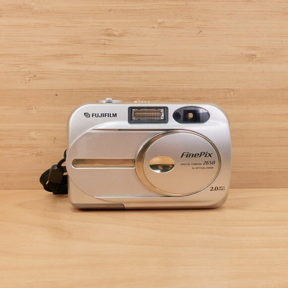 Fujifilm FinePix 2650 Digital Camera / 2 MP / 3X Optical Zoom / Silver / Japan - Picture 2 of 7
